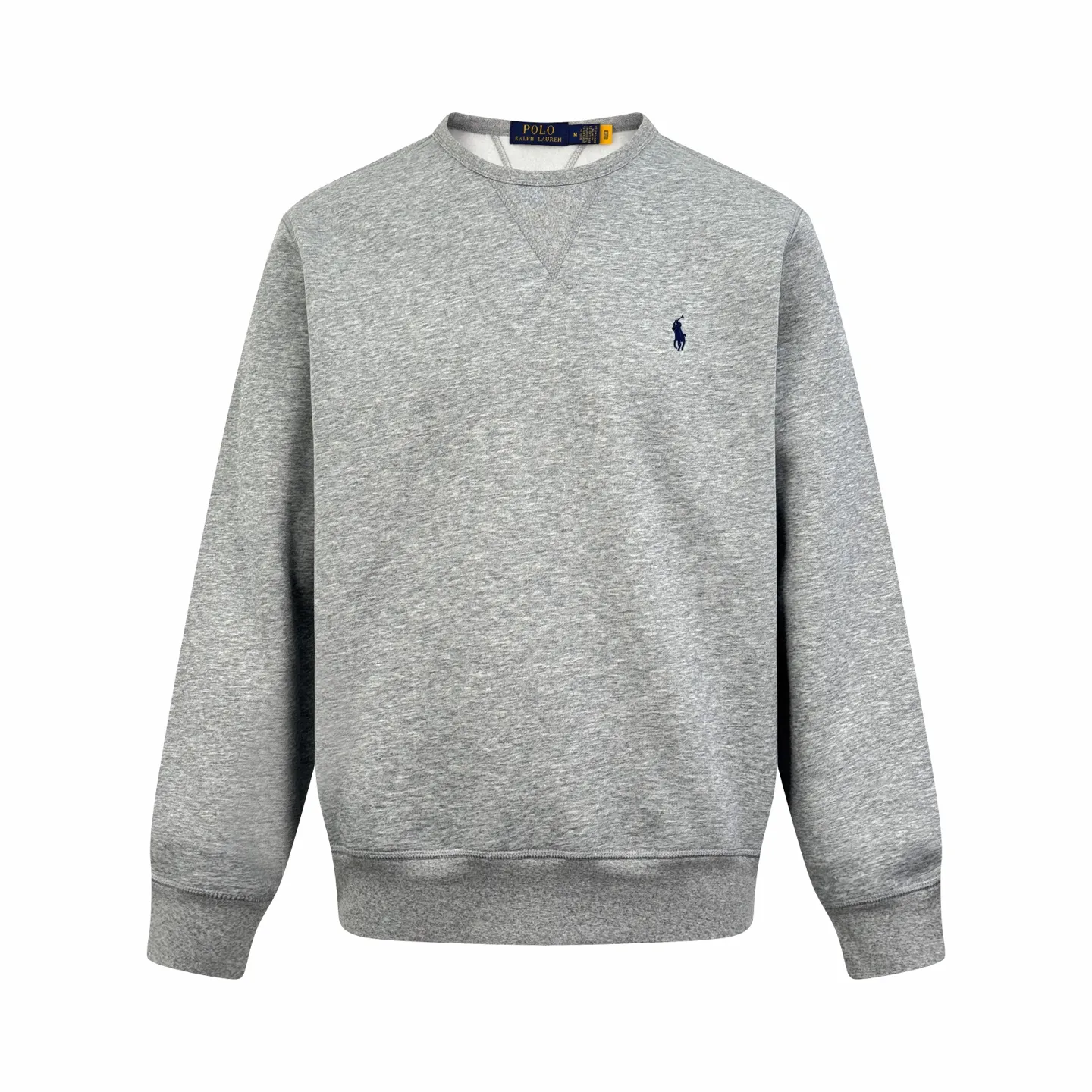 P280 Ralph Lauren logo embroidered sweatshirt. Customized cloud-like honey cotton fleece sweatshirt material. It feels delicate and comfortable against the skin. It is based on fog gray and comes with a layer of soft light filter. The exquisite indigo pony logo is embellished with it. It is highly recognizable. It brings an atmosphere of freedom and vitality. Pure and agile color symphony. It outlines a high-end outline with extreme simplicity. It becomes the smart focus of the vision and shows the taste in silence. Process 1: Using imported machine embroidery process. Use advanced computer control systems and precision mechanical components to achieve the iconic pony embroidery operation with high precision and smooth and delicate lines. Process 2: Use the Hasuo process and sew with a specific machine. The Hasuo fastness is high and adds visual effects. It is time-consuming and labor-intensive. Process 3: The fabrics are washed and have a better hand feel. Not easy to deform. Not easy to shrink. Not easy to fade. Maintain long-term beauty. Accessories: Customized 1:1 Ralph Lauren trademark. Version: Fitted fit Size: S M L XL Style number: 25296